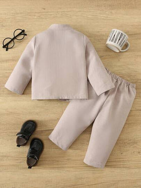 SHEIN قطعتان من ملابس الطفل الولد بأسلوب جنتلمان كاجوال، تشمل بليزر بيج وبنطلون رسمي، مناسب للمناسبات الرسمية، حفلات عيد الميلاد، الحفلات، حفلات الزفاف، استقبال المواليد، واحتفالات عيد الميلاد الأول