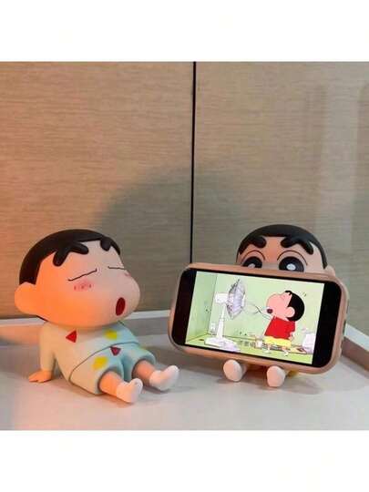 CRAYON SHINCHAN 1 قطعة تمثال صغير لشخصية شينتشان للزينة على المكتب، حامل هاتف لشخصية شينتشان المنحنية، تمثال بلاستيكي، حامل هاتف (به عيب طفيف)