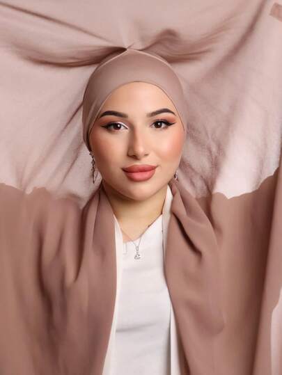 وشاح شيفون ثلاثي الاستخدام مع مغناطيسات مدمجة وقبعة داخلية - للارتداء الفوري، بدون دبابيس، تركيب مقاوم للانزلاق، سهل الارتداء في ثوان. مناسب للارتداء اليومي مع الثياب، الأنشطة الخارجية، الصلاة والمناسبات.