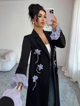 Yasmyna عباءة أنيقة للنساء مزينة بأكمام واسعة وطبعات زهرية على الياقة