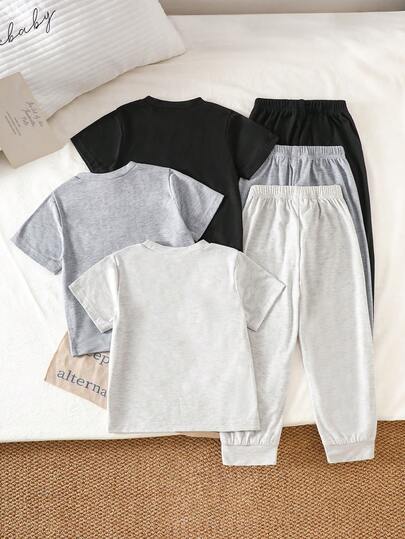SHEIN Streecool Kids مجموعة 3 قطع من قميص كم قصير وبنطلون مطبوع عليه رسوم ديناصورات للأولاد الصغار باللون الأسود والرمادي والرمادي الفاتح، مناسبة للخروجات والملابس اليومية والرياضة والمناسبات