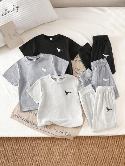 SHEIN Streecool Kids مجموعة 3 قطع من قميص كم قصير وبنطلون مطبوع عليه رسوم ديناصورات للأولاد الصغار باللون الأسود والرمادي والرمادي الفاتح، مناسبة للخروجات والملابس اليومية والرياضة والمناسبات