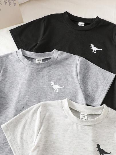 SHEIN Streecool Kids مجموعة 3 قطع من قميص كم قصير وبنطلون مطبوع عليه رسوم ديناصورات للأولاد الصغار باللون الأسود والرمادي والرمادي الفاتح، مناسبة للخروجات والملابس اليومية والرياضة والمناسبات