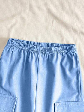 SHEIN Playful Pals مجموعة بولو قصير الأكمام بتصميم لاصق وبنطال كارجو أخضر ذو خصر مطاطي مناسب للأطفال الذكور من عمر 6 أشهر إلى 3 سنوات، مناسب للرياضة والنزهات والتسوق والسفر، ملابس شارع للأطفال الذكور باللون الأزرق الفاتح