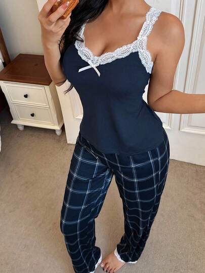 SHEIN طقم حريري كامل بسالوبيت ذو لون متباين والدانتيل مع بناطيل بيجاما طويلة مطبوعة بنقشة المربعات للنساء