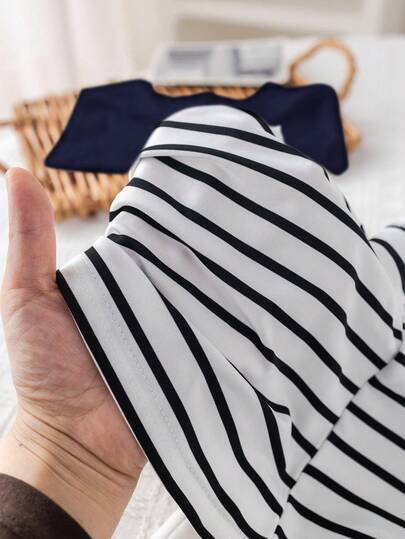 SHEIN 3 قطع مجموعة صيفية لطفل/طفلة تتكون من: ملابس علوية كم قصير مخطط، شورت خصر مطاطي، وشال، مناسبة لحفلات عيد الميلاد، الحفلات المسائية، الأداء، الزفاف، الاحتفال بالشهر الأول، المعمودية وحفلة استقبال المولود الجديد