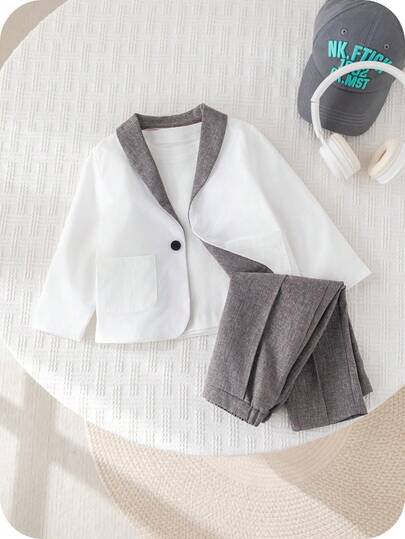 SHEIN مجموعة ملابس طفل ولد بأسلوب جنتلمان جذاب، تتكون من بليزر أبيض وبنطال رمادي كاجوال، مناسبة لحفلات عيد الميلاد والحفلات المسائية والأعراس وحفلات استقبال المولود الجديد وعيد الميلاد الأول، قطعتان