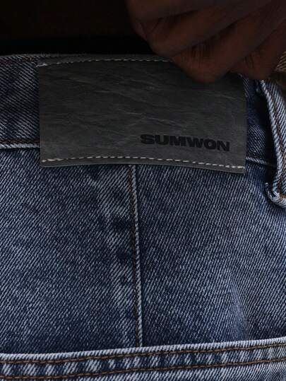 SUMWON بنطلون جينز واسع الساق مهترئ مع ثقوب مبهترة وتفاصيل حافة خام للملابس الكاجوال والشارع