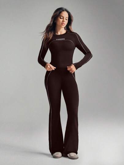 With My Calm بدلة رياضية للنساء تتكون من: قميص رياضي بأكمام طويلة ضيق اللياقة بالأسود والأبيض بياقة مستديرة، وبنطال رياضي واسع