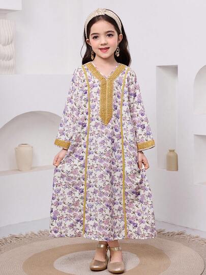 SHEIN فستان كاجوال عربي بأكمام طويلة للفتيات، بطبعات زهرية ولوحات ملونة، متواضع وفضفاض بياقة على شكل حرف V، مزين بتطريز زهري وشراريب، باللونين الوردي والبيج، مناسب للربيع والصيف والعطلات