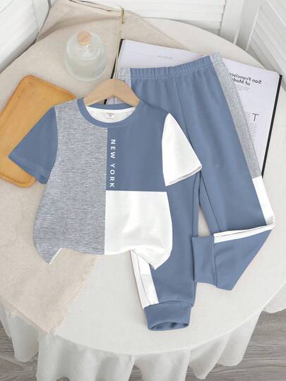 SHEIN طقم بنطال وقميص قصير الأكمام للأطفال الرضع، تصميم كلاسيكي بطباعة اسم المدينة نيويورك وألوان متباينة