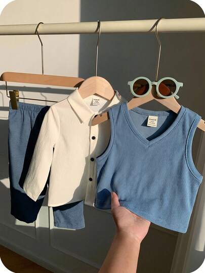 SHEIN 3 قطع ملابس للأطفال الصبيان تشمل صدرية أرجايل كاجوال، قميص أبيض، وبنطلون كاجوال أزرق، مناسبة لحفلات عيد الميلاد، الحفلات المسائية، المناسبات، حفلات استقبال المواليد، المعمودية، وحفلات عيد الميلاد الأول