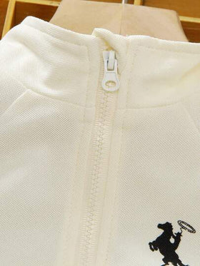 SHEIN مجموعة بولو وشورت للأطفال الصغار، لون بيج كاجوال مع تريم شريط أسود، قميص بولو ذو طوق وسحاب نصفي مع حقيبة متطابقة للجسم، بنطلون ذو أساور مطاطية، بسيط وأنيق للارتداء اليومي