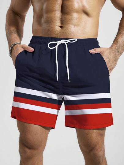 Manfinity Swimmode شورت شاطئ فضفاض بخصر رباط وجيوب مائلة مع طباعة شريطية متباينة، طراز صيفي للرجال
