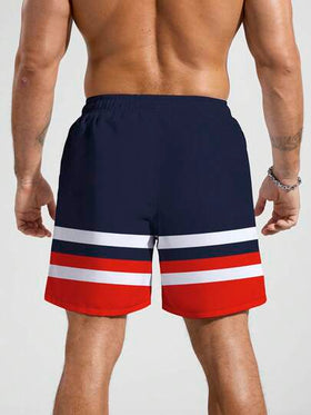 Manfinity Swimmode شورت شاطئ فضفاض بخصر رباط وجيوب مائلة مع طباعة شريطية متباينة، طراز صيفي للرجال