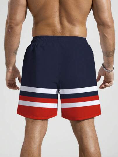 Manfinity Swimmode شورت شاطئ فضفاض بخصر رباط وجيوب مائلة مع طباعة شريطية متباينة، طراز صيفي للرجال
