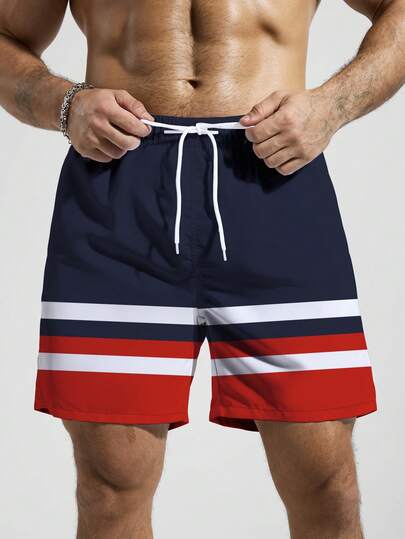 Manfinity Swimmode شورت شاطئ فضفاض بخصر رباط وجيوب مائلة مع طباعة شريطية متباينة، طراز صيفي للرجال