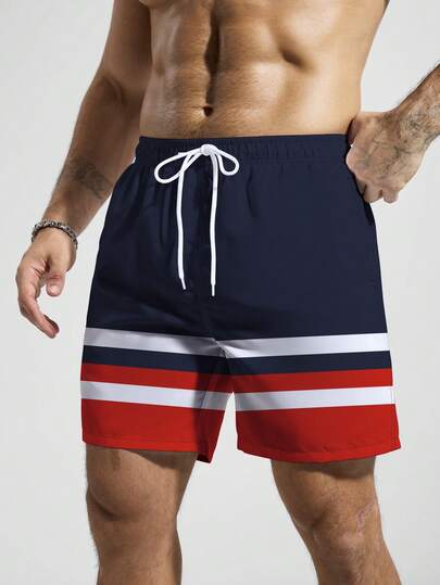 Manfinity Swimmode شورت شاطئ فضفاض بخصر رباط وجيوب مائلة مع طباعة شريطية متباينة، طراز صيفي للرجال