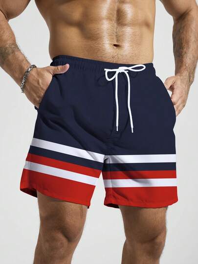 Manfinity Swimmode شورت شاطئ فضفاض بخصر رباط وجيوب مائلة مع طباعة شريطية متباينة، طراز صيفي للرجال