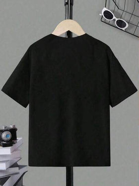 SHEIN GraphicGems قميص تي شيرت أساسي بأكمام قصيرة مع طباعة رقم 67 وشعار كرة القدم، أنيق وعصري مناسب للأولاد، ملائم للارتداء اليومي المريح في الصيف والخريف