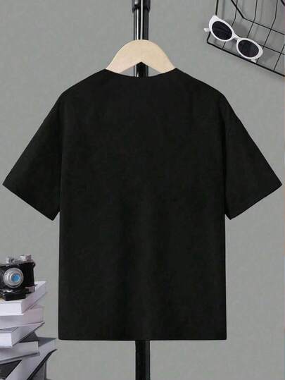 SHEIN GraphicGems قميص تي شيرت أساسي بأكمام قصيرة مع طباعة رقم 67 وشعار كرة القدم، أنيق وعصري مناسب للأولاد، ملائم للارتداء اليومي المريح في الصيف والخريف