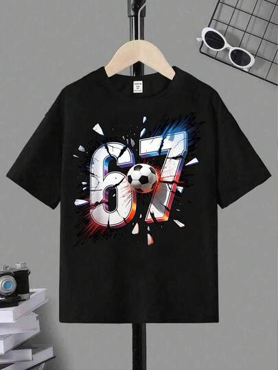 SHEIN GraphicGems قميص تي شيرت أساسي بأكمام قصيرة مع طباعة رقم 67 وشعار كرة القدم، أنيق وعصري مناسب للأولاد، ملائم للارتداء اليومي المريح في الصيف والخريف