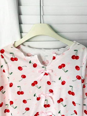 SHEIN طقم بيجامة بسروال وبلوزة بياقة على شكل حرف V وأكمام طويلة مع طبعة الكرز للفتيات المراهقات