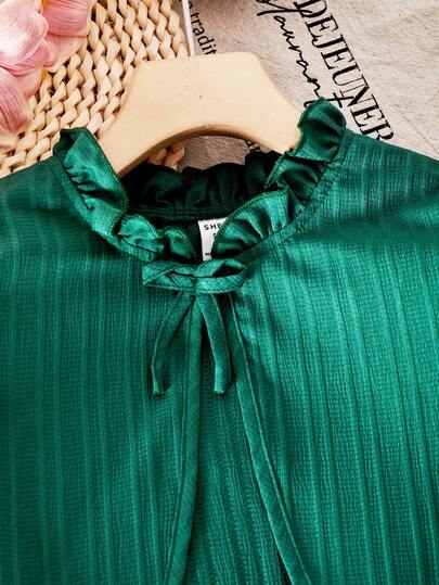 SHEIN مجموعة فستان أنيق وراقي للفتيات المراهقات، تتكون من فستان مطبوع بنقشة الزهور مع تصميم أكمام منتفخة، مقترنة بكارديجان مزين بفيونكة ثلاثية الأبعاد. القطعة العلوية المنسوجة بنسيج مُنقَّط باللون الأخضر مع كارديجان مناسب للارتداء.