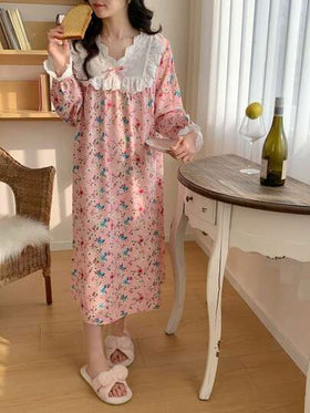 ثوب نوم أنيق بأكمام طويلة مزخرف بزهور صغيرة وتفاصيل دانتيل، بتصميم أميري رقيق للفتيات المراهقات، مناسب لفصلي الربيع والخريف