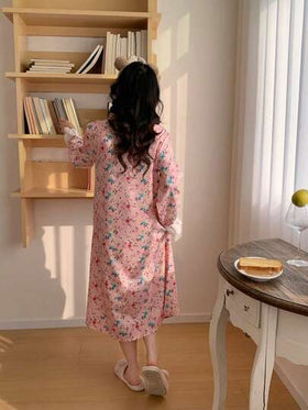 ثوب نوم أنيق بأكمام طويلة مزخرف بزهور صغيرة وتفاصيل دانتيل، بتصميم أميري رقيق للفتيات المراهقات، مناسب لفصلي الربيع والخريف