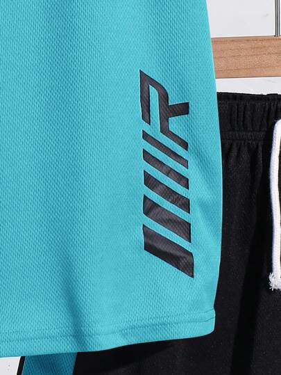 SHEIN مجموعة قميص كم قصير وشورت للأولاد المراهقين بنمط شريطي عمودي ملمس رياضي