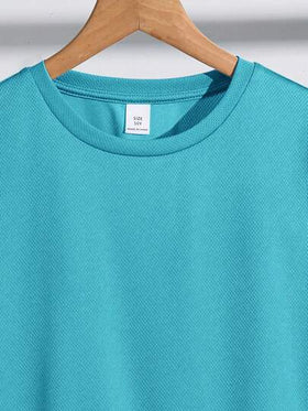 SHEIN مجموعة قميص كم قصير وشورت للأولاد المراهقين بنمط شريطي عمودي ملمس رياضي