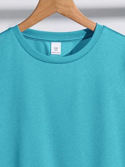 SHEIN مجموعة قميص كم قصير وشورت للأولاد المراهقين بنمط شريطي عمودي ملمس رياضي