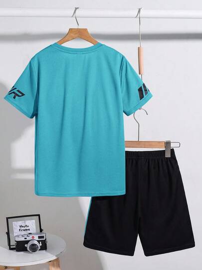 SHEIN مجموعة قميص كم قصير وشورت للأولاد المراهقين بنمط شريطي عمودي ملمس رياضي