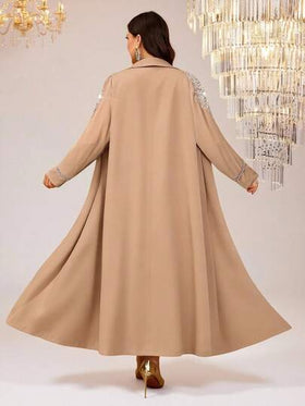 Al Najma عباءة أنيقة للمرأة ذات الحجم الكبير مزينة بأزهار وخرز اصطناعي على طوق الياقة