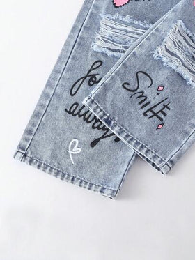 SHEIN ChillGRL بنطلون جينز للبنات الصغيرات الكاجوال الجميل، مطبوع بحرف وشكل دب ملون، غسيل فاتح مبهت، قصة مستقيمة فضفاضة، قماش ناعم ومريح، موضة الشارع، جينز بناتي