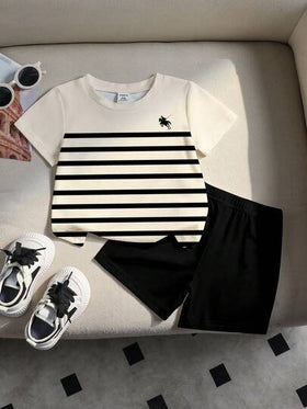 SHEIN طقم بنطلون قصير وتي شيرت أكمام قصيرة للأطفال الصغار، بتصميم بولو بخطوط أسود وأبيض وطباعة شعار فارس، بأسلوب عصري بسيط، مناسب للاستخدام اليومي والخروج