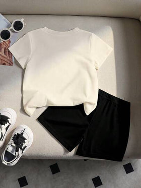 SHEIN طقم بنطلون قصير وتي شيرت أكمام قصيرة للأطفال الصغار، بتصميم بولو بخطوط أسود وأبيض وطباعة شعار فارس، بأسلوب عصري بسيط، مناسب للاستخدام اليومي والخروج