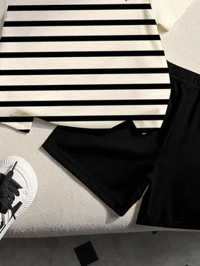 SHEIN طقم بنطلون قصير وتي شيرت أكمام قصيرة للأطفال الصغار، بتصميم بولو بخطوط أسود وأبيض وطباعة شعار فارس، بأسلوب عصري بسيط، مناسب للاستخدام اليومي والخروج