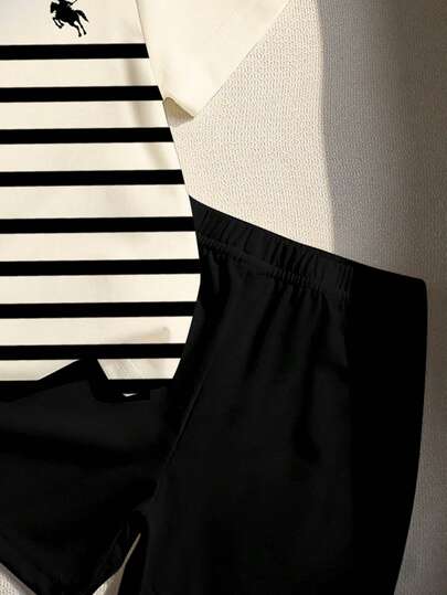 SHEIN طقم بنطلون قصير وتي شيرت أكمام قصيرة للأطفال الصغار، بتصميم بولو بخطوط أسود وأبيض وطباعة شعار فارس، بأسلوب عصري بسيط، مناسب للاستخدام اليومي والخروج