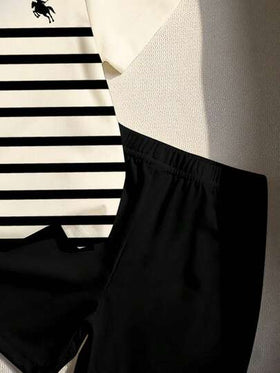 SHEIN طقم بنطلون قصير وتي شيرت أكمام قصيرة للأطفال الصغار، بتصميم بولو بخطوط أسود وأبيض وطباعة شعار فارس، بأسلوب عصري بسيط، مناسب للاستخدام اليومي والخروج