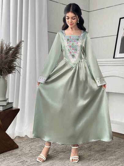 SHEIN فستان كاجوال للمراهقات مطبوع بشريط ذهبي مزخرف على قماش مُنسوج بألوان خضراء