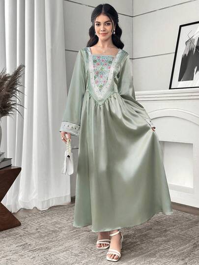 SHEIN فستان كاجوال للمراهقات مطبوع بشريط ذهبي مزخرف على قماش مُنسوج بألوان خضراء