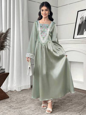 SHEIN فستان كاجوال للمراهقات مطبوع بشريط ذهبي مزخرف على قماش مُنسوج بألوان خضراء