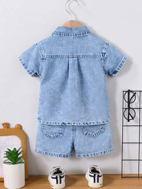 SHEIN Playful Pals طقم جينز للأطفال الصبيان، وصول جديد للصيف، لون جينز أزرق فاتح، بتصميم كاجوال، مطرز بتصميم ديناصور، قطن مريح، مناسب للخروجات اليومية وتجمعات العائلة، منتج جديد