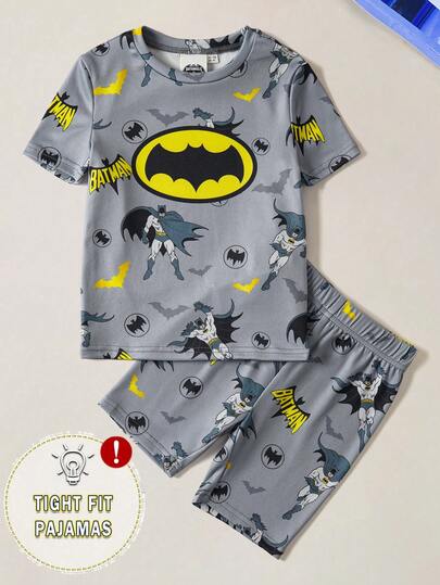 BATMAN X SHEIN 85th طقم بيجاما مكون من ملابس علوية كم قصير بياقة طاقم وشورت مناسب للأولاد، بتصميم كرتوني