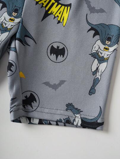 BATMAN X SHEIN 85th طقم بيجاما مكون من ملابس علوية كم قصير بياقة طاقم وشورت مناسب للأولاد، بتصميم كرتوني