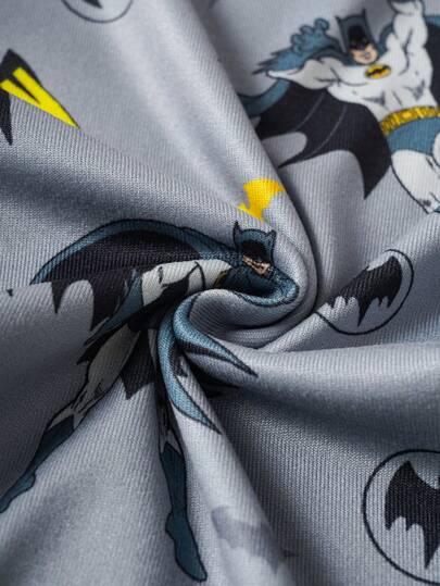 BATMAN X SHEIN 85th طقم بيجاما مكون من ملابس علوية كم قصير بياقة طاقم وشورت مناسب للأولاد، بتصميم كرتوني