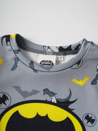 BATMAN X SHEIN 85th طقم بيجاما مكون من ملابس علوية كم قصير بياقة طاقم وشورت مناسب للأولاد، بتصميم كرتوني