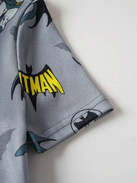 BATMAN X SHEIN 85th طقم بيجاما مكون من ملابس علوية كم قصير بياقة طاقم وشورت مناسب للأولاد، بتصميم كرتوني